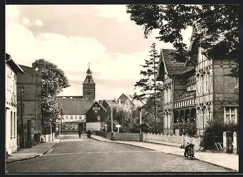 AK Osterburg /Altmark, Seehäuser Strasse mit Fachwerkshaus