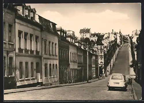 AK Meerane /Sa., Strasse Steile Wand mit Auto