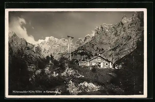 AK Mittenwalder Hütte, Blick gegen den Hang zur Berghütte hinauf mit Karwendel