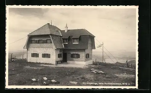 AK Hochleckenhaus, Blick auf die Berghütte und das Höllengebirge