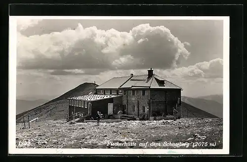 AK Fischerhütte auf dem Schneeberg mit Bergsteiger