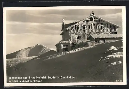 AK Prinz Heinrich-Baude mit Blick n. d. Schneekoppe im Riesengebirge