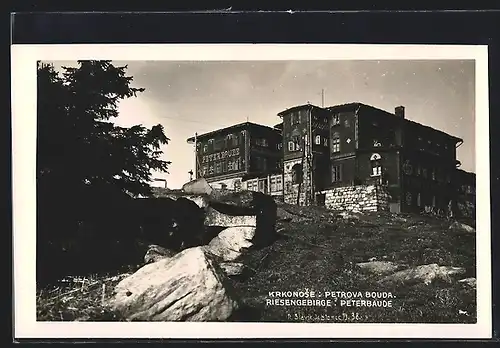 AK Peterbaude im Riesengebirge, an den Felsen am Waldrand unter der Baude