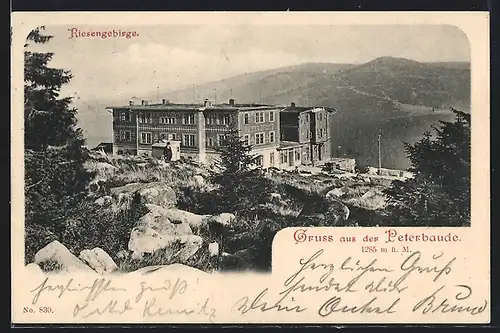 AK Peterbaude, Blick zur Baude mit Bergen dahinter im Riesengebirge