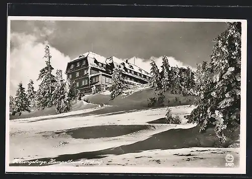 AK Hampelbaude im Riesengebirge, Blick auf die Hütte im Winter