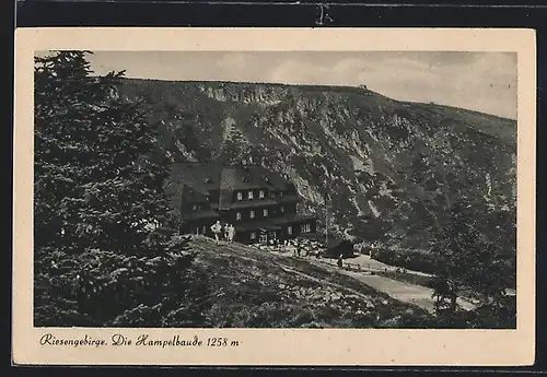 AK Hampelbaude im Riesengebirge, Gäste vor der Hütte