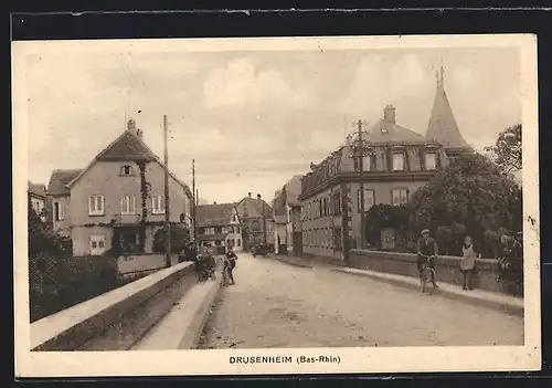 AK Drusenheim, Strassenansicht von einer Brücke aus