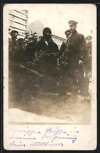 Foto-AK Jude nebst einer Gruppe Soldaten an einem Tannenbaum