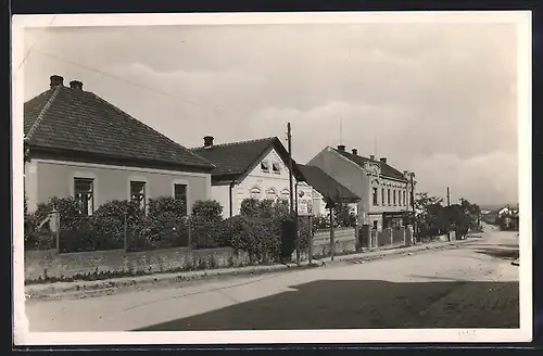 AK Moravny, Strassenpartie mit Bäumen