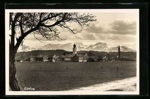 AK Götting, Ortspanorama mit Kirche und Bergkette