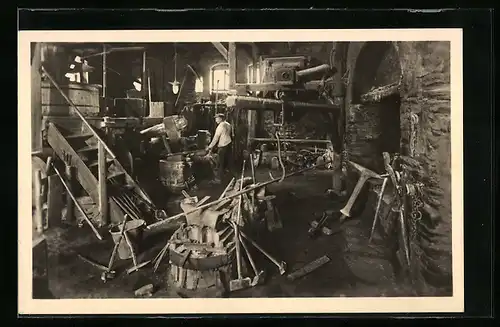 AK Weida /Th., Eisenhammerwerk, Innenansicht mit Arbeiter