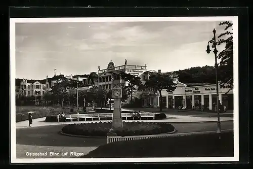 AK Binz /Rügen, Platz mit Uhr und Hotel Dünenhaus