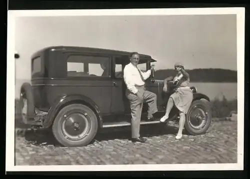 Fotografie Auto Chevrolet, Ehepaar posiert am Kfz