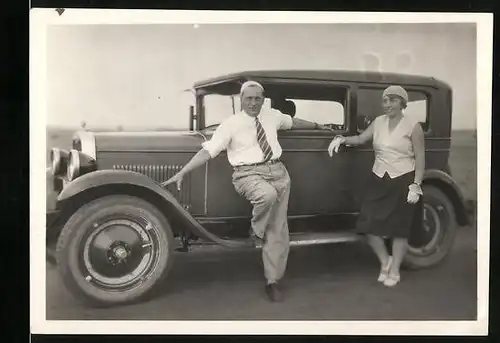 Fotografie Auto Chevrolet, Stolzer Besitzer mit Ehefrau
