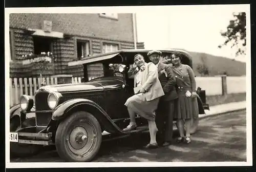 Fotografie Auto Pontiac (1927), Zwei Damen und ein Herr posieren vor Kfz