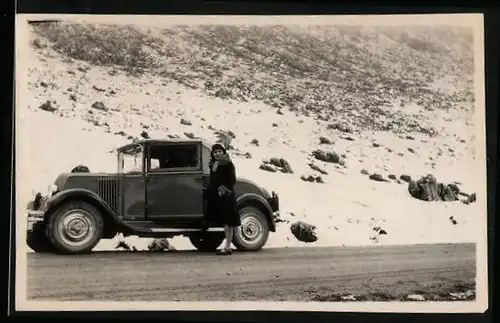 Fotografie Auto Renault 6CV (1926), Dame beim Winterausflug