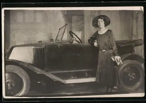 Fotografie Auto Renault 6 CV (1925), Elegante Dame am Kfz