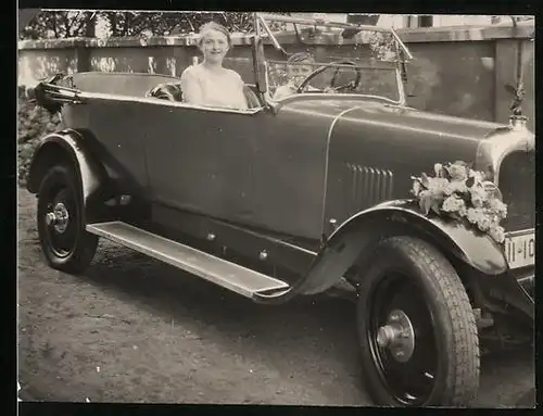 Fotografie Auto Citroen B14, Geschwister in geschmücktem Cabrio