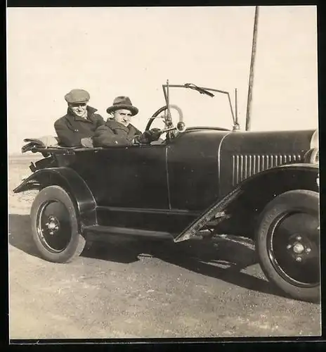 Fotografie Auto Citroen 5CV (1924), Fahrer drückt Hupe