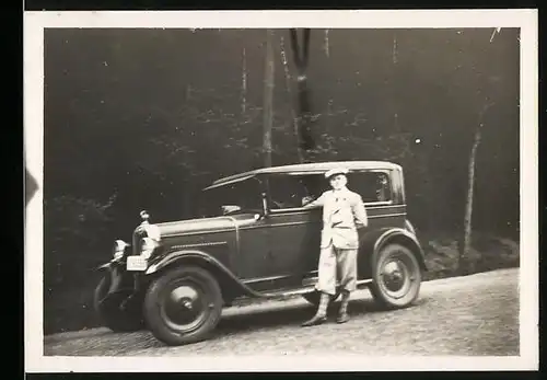 Fotografie Auto Chevrolet AB-National (1928), Schicker Fahrer am Waldrand