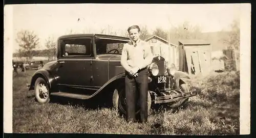 Fotografie Auto Chevrolet Six (1929), Stolzer Besitzer mit Kfz