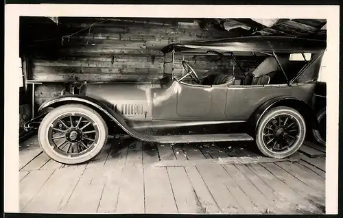 Fotografie Auto Buick D45 (1917), Kfz in der Garage