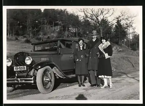 Fotografie Auto Chevrolet AD Universal (1930), Herr mit zwei eleganten Damen auf Landstrasse