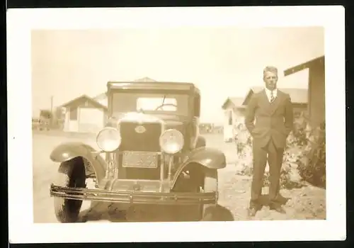 Fotografie Auto Chevrolet AD Universal (1930), Herr im Anzug neben Kfz