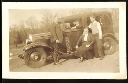 Fotografie Auto Chevrolet Universal AD (1930), Stolze Familie mit Kfz