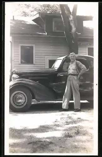 Fotografie Auto Chevrolet Master Deluxe Coupe (1936), Älterer Herr mit Kfz