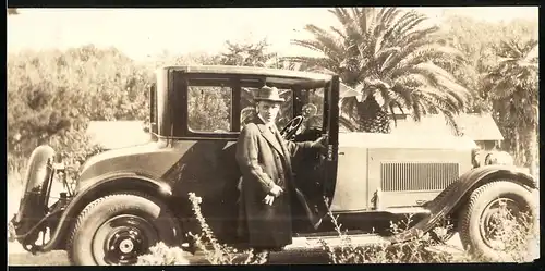 Fotografie Auto Packard Eight (1924), Junger Herr steigt ein