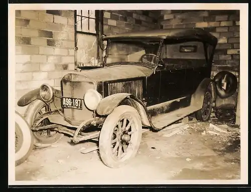Fotografie Auto Stanley 735 (1918), Eingestaubtes Kfz in Garage