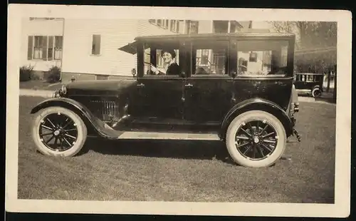 Fotografie Auto Studebaker (1923), Lächelnde Dame am Steuer