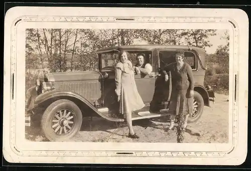 Fotografie Auto Pontiac (1929), Stolze Familie am Kfz