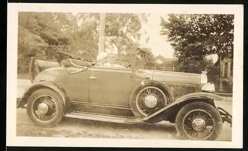 Fotografie Auto Pontiac (1929), Ehepaar im Cabrio