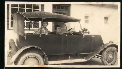 Fotografie Auto Renault 6CV (1925), Mädchen spielen im Kfz