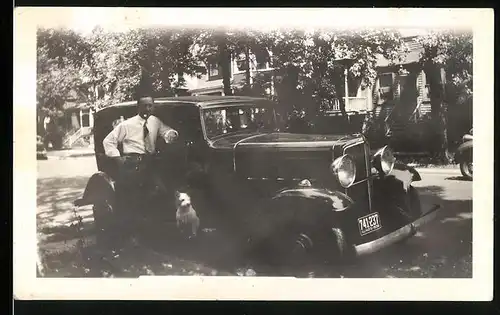Fotografie Auto Nash (1932), Besitzer mit Hund am Kfz