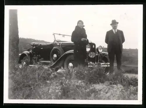 Fotografie Auto Nash Eight (1930 /31), Elegantes Eherpaar vor Cabrio