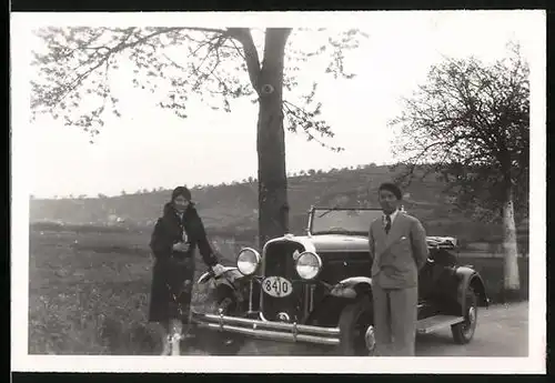 Fotografie Auto Nash Eight (1930 /31), Elegantes Paar mit Kfz am Strassenrand