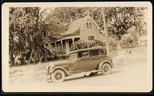 Fotografie Auto Hudson (1927), Kfz vor idyllischem Haus