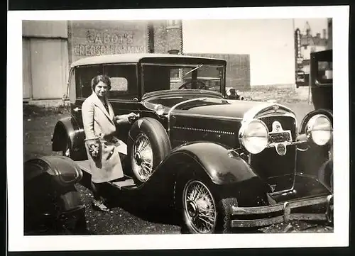 Fotografie Auto Hudson (1929), Dame öffnet Beifahrertür