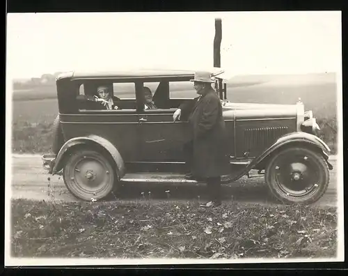Fotografie Auto Chevrolet AB National (1928), Fahrer scherzt mit Damen im Kfz
