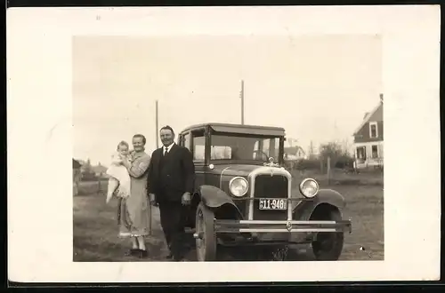 Fotografie Auto Chevrolet (1927), Stolze Familie mit Baby vor Kfz