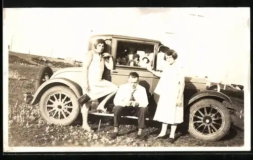 Fotografie Auto Chevrolet AA Capitol (1927), Kinder mit Puppen im Kfz