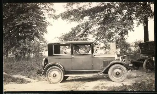 Fotografie Auto Chevrolet AA Capitol (1927), Fahrer mit Hund im Kfz
