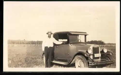 Fotografie Auto Chevrolet K (1925), Herr mit Hut am Kfz
