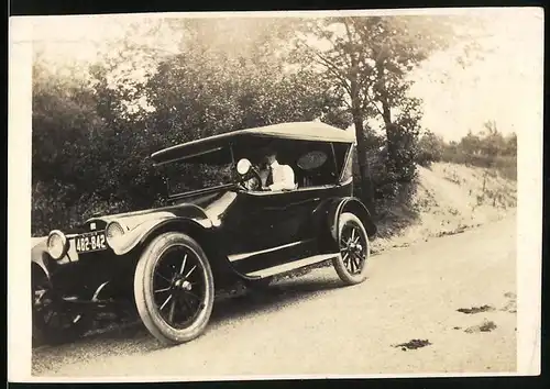 Fotografie Auto Buick D45 (1917), Junger Herr am Steuer
