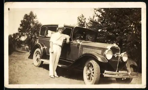 Fotografie Auto Oldsmobile (1931), Sommerlicher Herr am Kfz