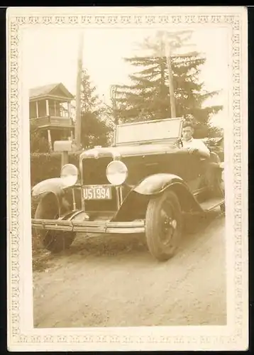 Fotografie Auto Chevrolet AD (1930), Junger Mann am Steuer eines Cabrios