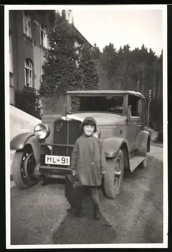 Fotografie Auto Nash Special Six m. Küller Modell (1932), Mädchen mit Cover vor Kfz